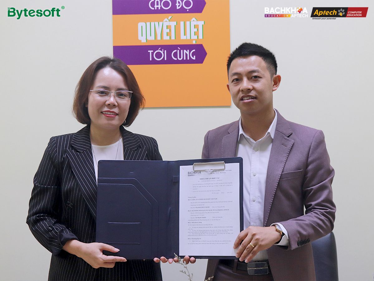 Mr. Doan Duc Manh (General Director of Bytesoft., JSC.) and Ms. Pham Thai Ha (General Director of Bachkhoa-Aptech) in the signing ceremony